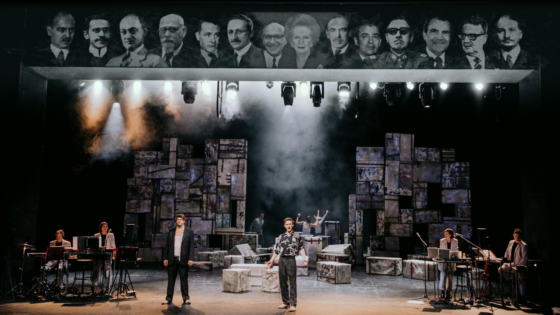 Christine Eders Inszenierung von "Verteidigung der Demokratie" am Volkstheater Wien: Christoph Rothenbuchner, Nils Hohenhövel, Birgit Stöger, Katkarina Klar, Thomas Frank Christine Eders Inszenierung von "Verteidigung der Demokratie" am Volkstheater Wien: Christoph Rothenbuchner, Nils Hohenhövel, Birgit Stöger, Katkarina Klar, Thomas Frank