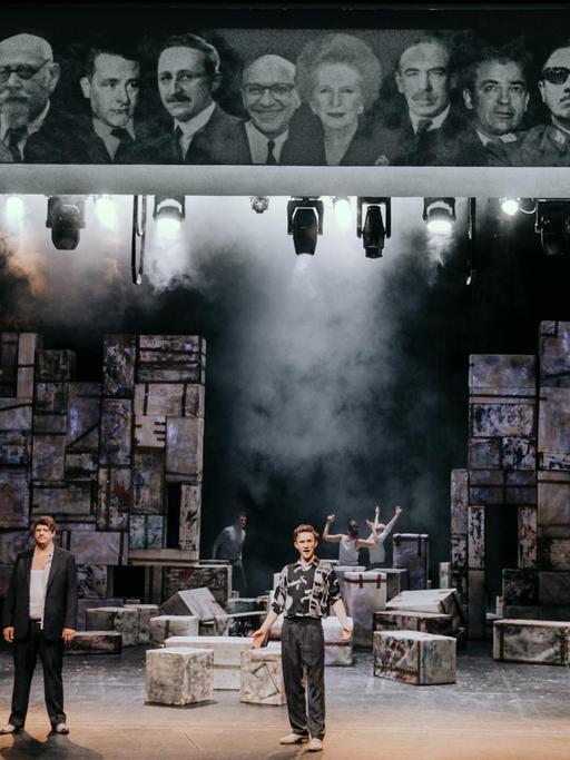 Christine Eders Inszenierung von "Verteidigung der Demokratie" am Volkstheater Wien: Christoph Rothenbuchner, Nils Hohenhövel, Birgit Stöger, Katkarina Klar, Thomas Frank