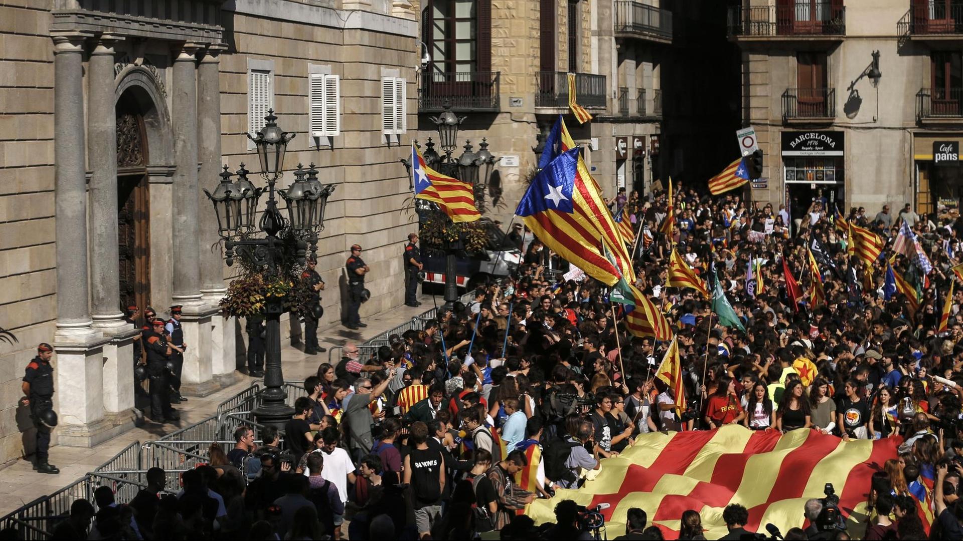 Studenten demonstrieren in Barcelona vor dem katalanischen Regierungsgebäude mit Fahnen für die Unabhängigkeit Kataloniens.