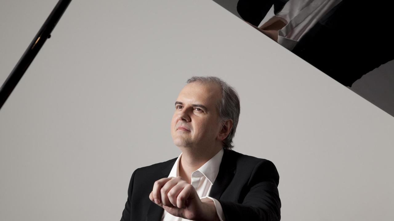 Der Pianist sitzt am Instrument. Der Pianist sitzt am Instrument.