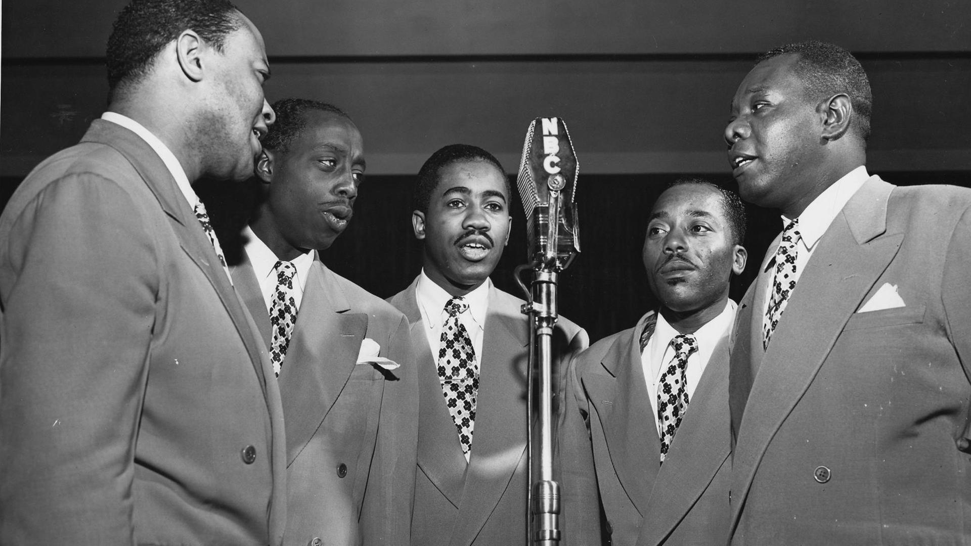 Schwarzweiß-Aufnahme vom Golden Gate Quartet im Studio von NBC. Schwarzweiß-Aufnahme vom Golden Gate Quartet im Studio von NBC.