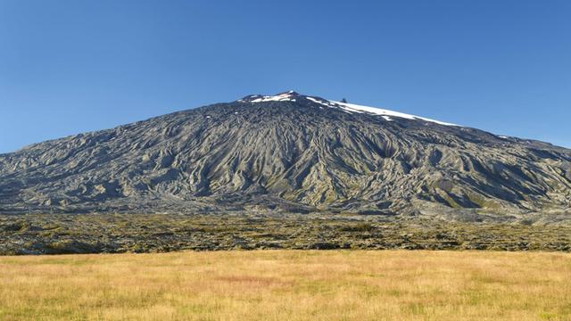 Der isländische Berg Snaefellsjökull (1446m). Autor Jules Verne hat dort in seinem Roman "Reise zum Mittelpunkt der Erde" den Einstieg zur Unterwelt im Krater angelegt.