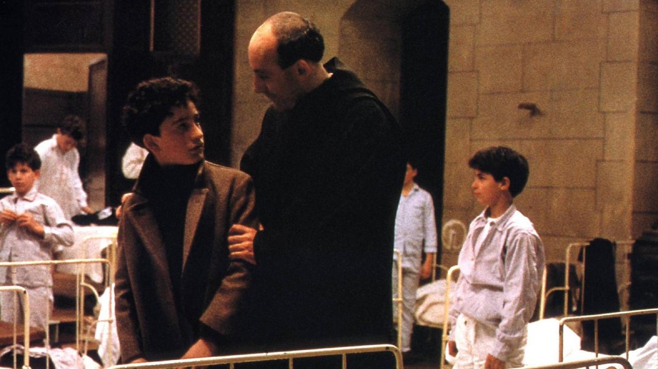 Filmszene im Schlafsaal aus: Auf Wiedersehen, Kinder, Frankreich 1987, Regie: Louis Malle Filmszene im Schlafsaal aus: Auf Wiedersehen, Kinder, Frankreich 1987, Regie: Louis Malle