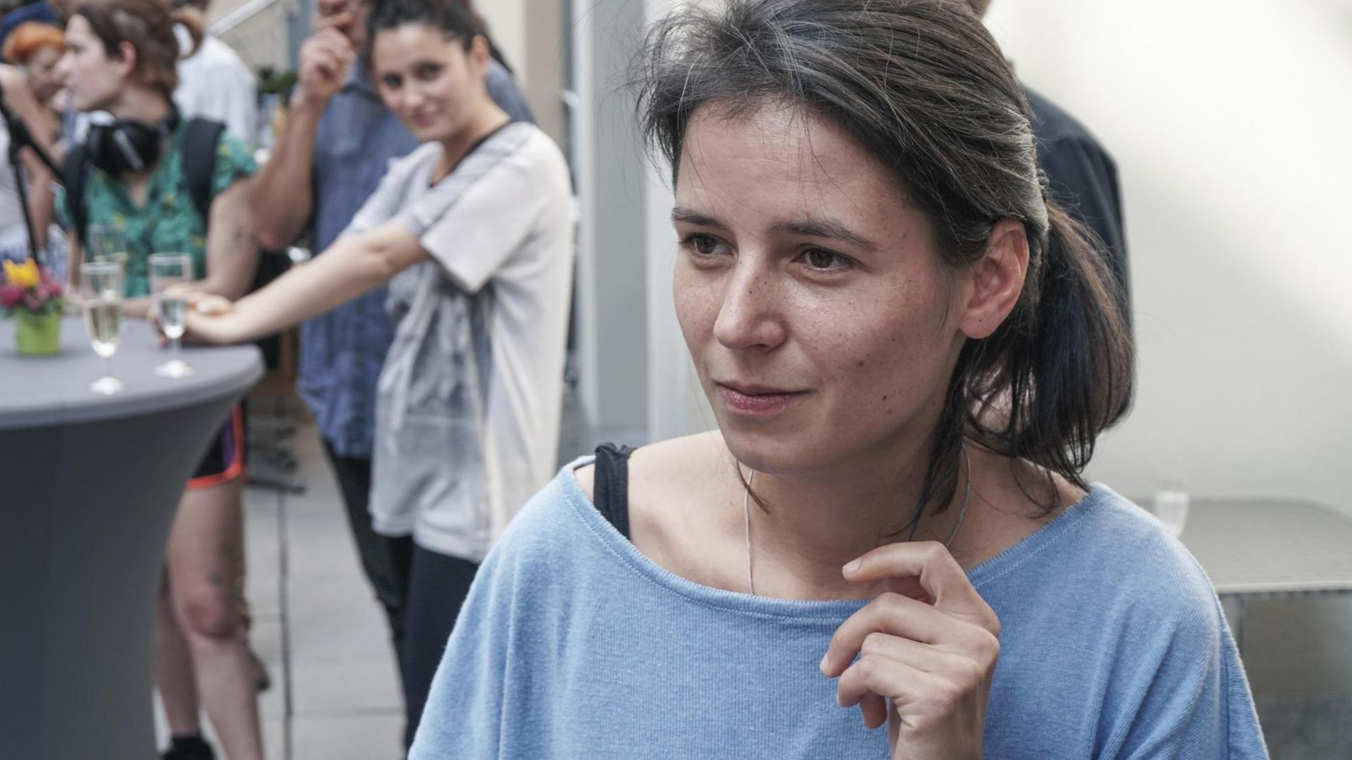 Auf dem Bild ist die Radiomacherin Tina Klatte zu sehen, die nachdenklich in die Kamera schaut Auf dem Bild ist die Radiomacherin Tina Klatte zu sehen, die nachdenklich in die Kamera schaut