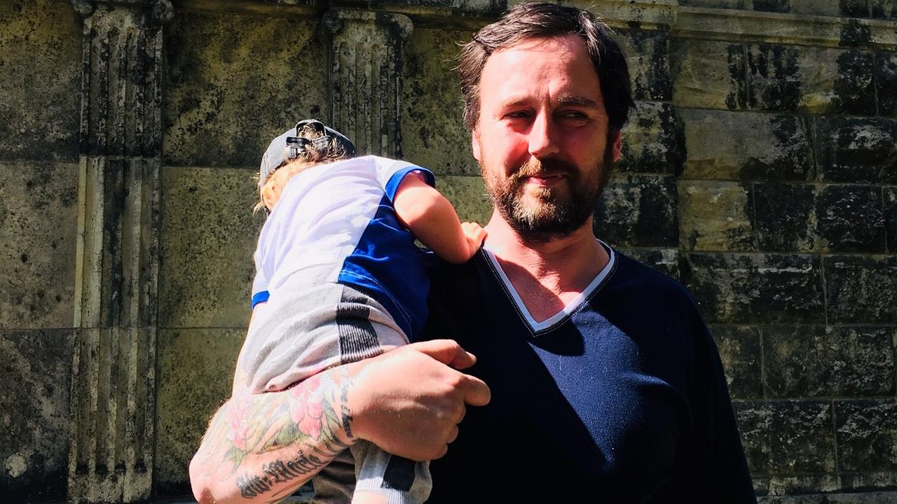 Eric Wrede steht vor einer großen Steinplatte auf dem Domfriedhof in Berlin, wo er mal beerdigt werden möchte. Eric Wrede steht vor einer großen Steinplatte auf dem Domfriedhof in Berlin, wo er mal beerdigt werden möchte.