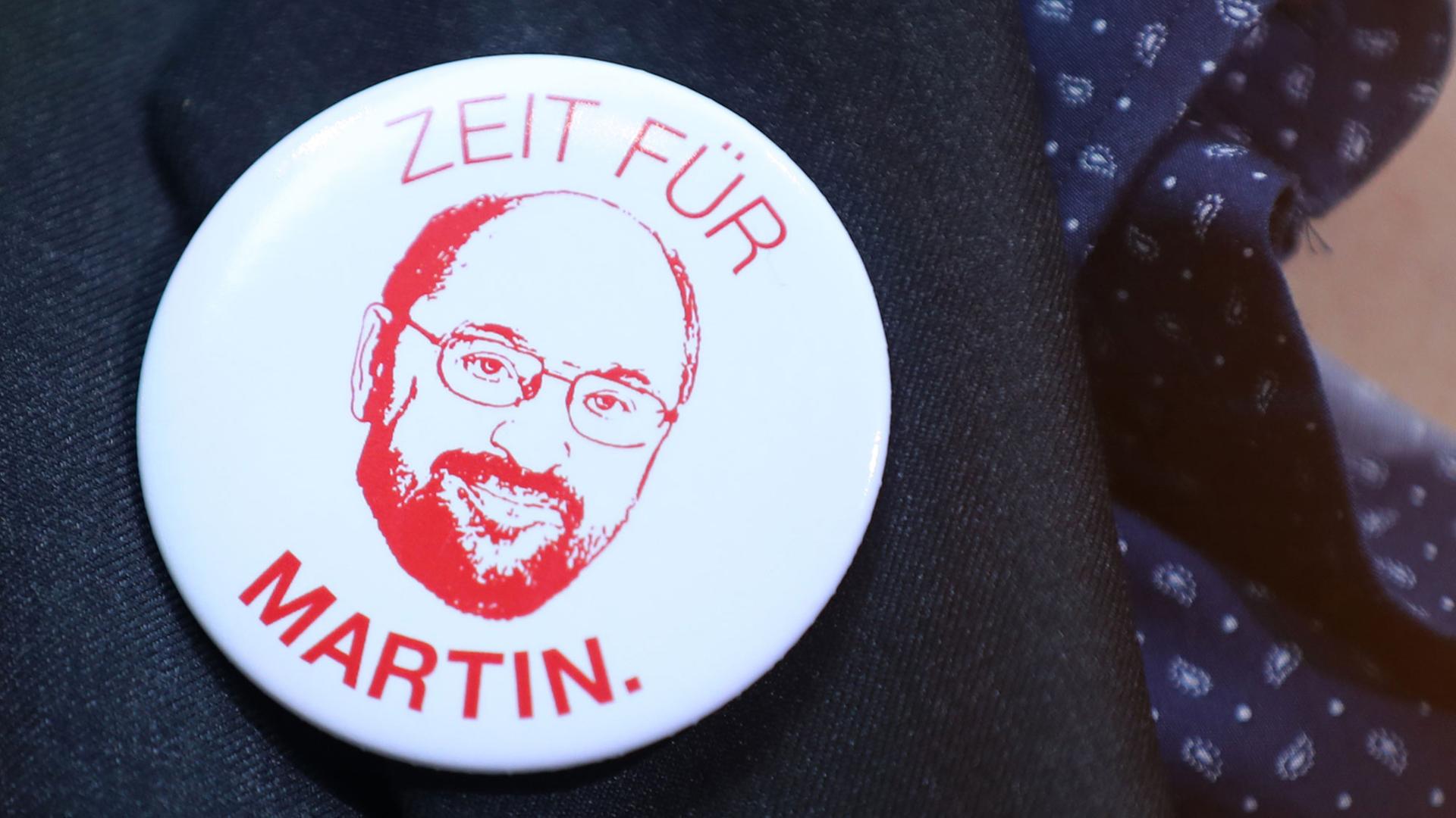 Eine SPD-Anhängerin mit einem Button "Zeit für Martin" wartet auf den Beginn einer Pressekonferenz am 29.01.2017 in der SPD-Parteizentrale in Berlin.