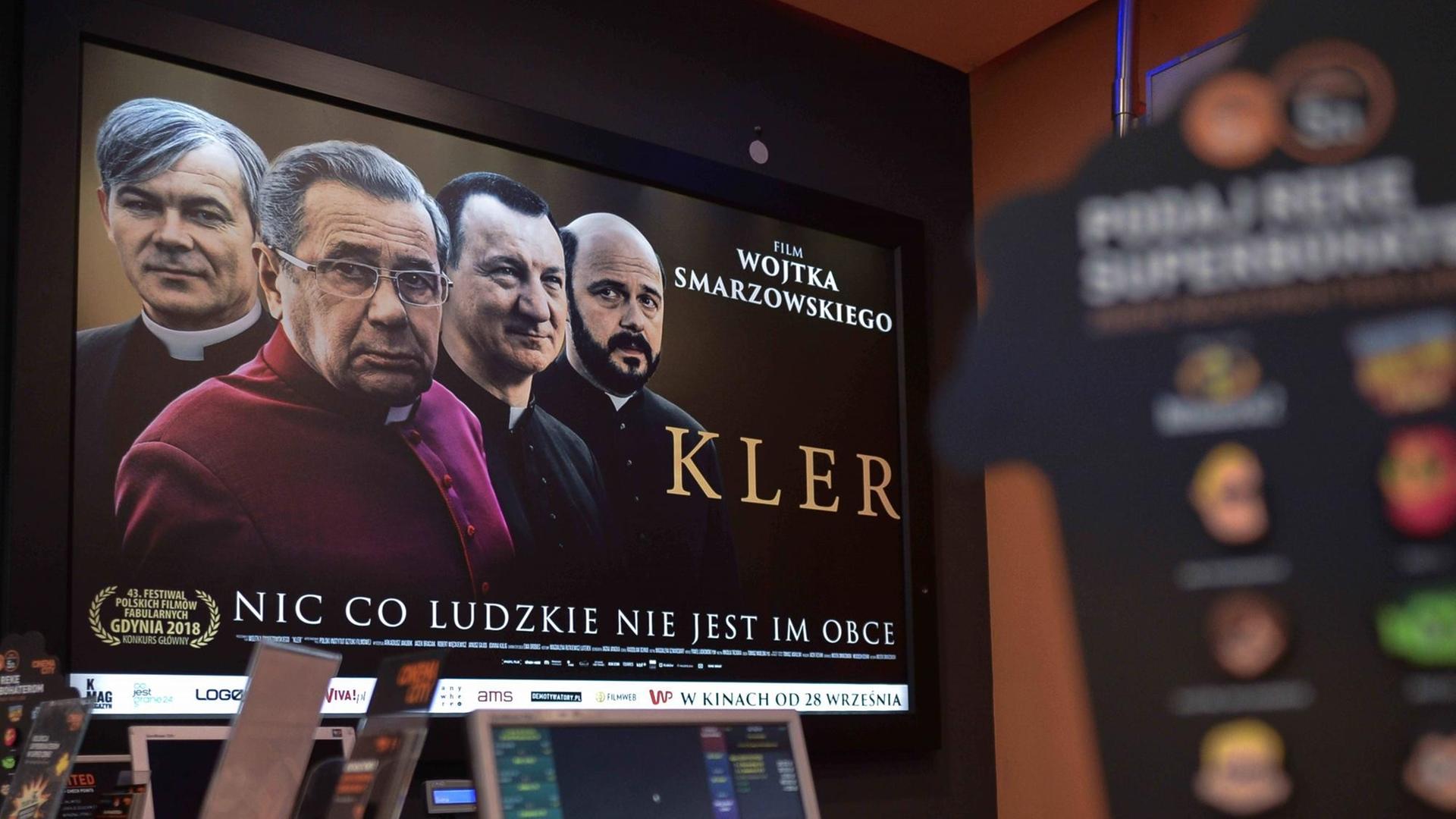 Ein Plakat des kirchenkritischen Film "Kler" hängt im Vorraum eines polnischen Kinos