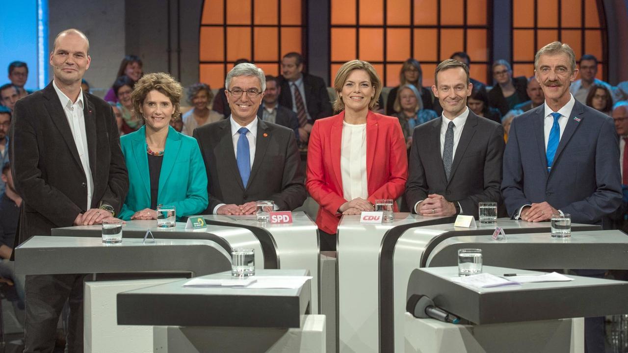 Jochen Bülow (Die Linke), Eveline Lemke (Bündnis 90/Die Grünen), Roger Lewentz (SPD), Julia Klöckner (CDU), Volker Wissing (FDP) und Uwe Junge (AfD) stehen vor der SWR-Live-Sendung "Die Wahl bei uns: Parteien im Endspurt" am 10.03.2016 in Mainz (Rheinland-Pfalz) im Fernsehstudio. Jochen Bülow (Die Linke), Eveline Lemke (Bündnis 90/Die Grünen), Roger Lewentz (SPD), Julia Klöckner (CDU), Volker Wissing (FDP) und Uwe Junge (AfD) stehen vor der SWR-Live-Sendung "Die Wahl bei uns: Parteien im Endspurt" am 10.03.2016 in Mainz (Rheinland-Pfalz) im Fernsehstudio.