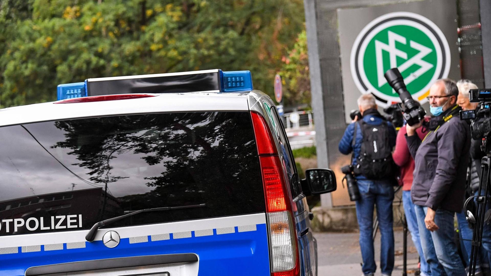 07.10.2020, xjhx, Fussball, Polizei Razzia DFB - wegen Verdacht auf Steuerhinterziehung, emspor, v.l. Die Steuerfahndung, die Polizei und das BKA durchsuchen die Zentrale des Deutschen Fussball Bund wegen des Verdachts auf Steuerhinterziehung Frankfurt am Main *** 07 10 2020, xjhx, Football, Police raid DFB on suspicion of tax evasion, emspor, v l The tax investigation department, the police and the BKA search the headquarters of the German Football Association on suspicion of tax evasion Frankfurt am Main 07.10.2020, xjhx, Fussball, Polizei Razzia DFB - wegen Verdacht auf Steuerhinterziehung, emspor, v.l. Die Steuerfahndung, die Polizei und das BKA durchsuchen die Zentrale des Deutschen Fussball Bund wegen des Verdachts auf Steuerhinterziehung Frankfurt am Main *** 07 10 2020, xjhx, Football, Police raid DFB on suspicion of tax evasion, emspor, v l The tax investigation department, the police and the BKA search the headquarters of the German Football Association on suspicion of tax evasion Frankfurt am Main
