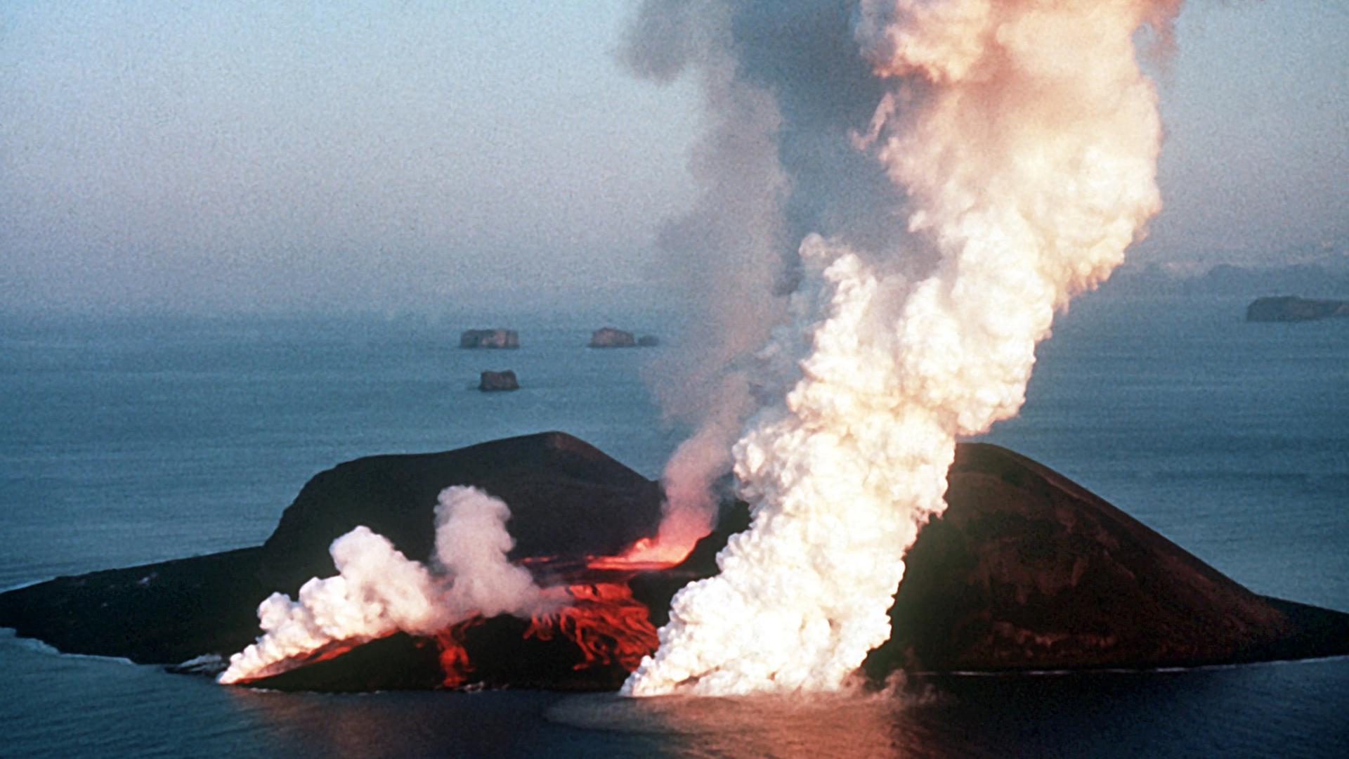 Island: Die Vulkaninsel Surtsey liegt 20 Kilometer entfernd der Hauptinsel. Island: Die Vulkaninsel Surtsey liegt 20 Kilometer entfernd der Hauptinsel.