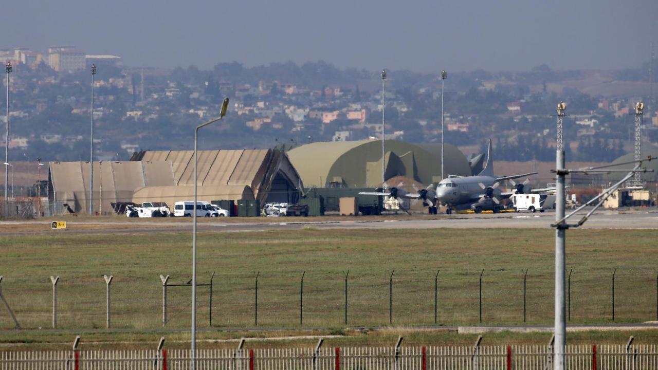 Der türkische Luftwaffenstützpunkt Incirlik nahe Adana aus der Ferne fotografiert. Man sieht Hangars und ein Flugzeug. Der türkische Luftwaffenstützpunkt Incirlik nahe Adana aus der Ferne fotografiert. Man sieht Hangars und ein Flugzeug.