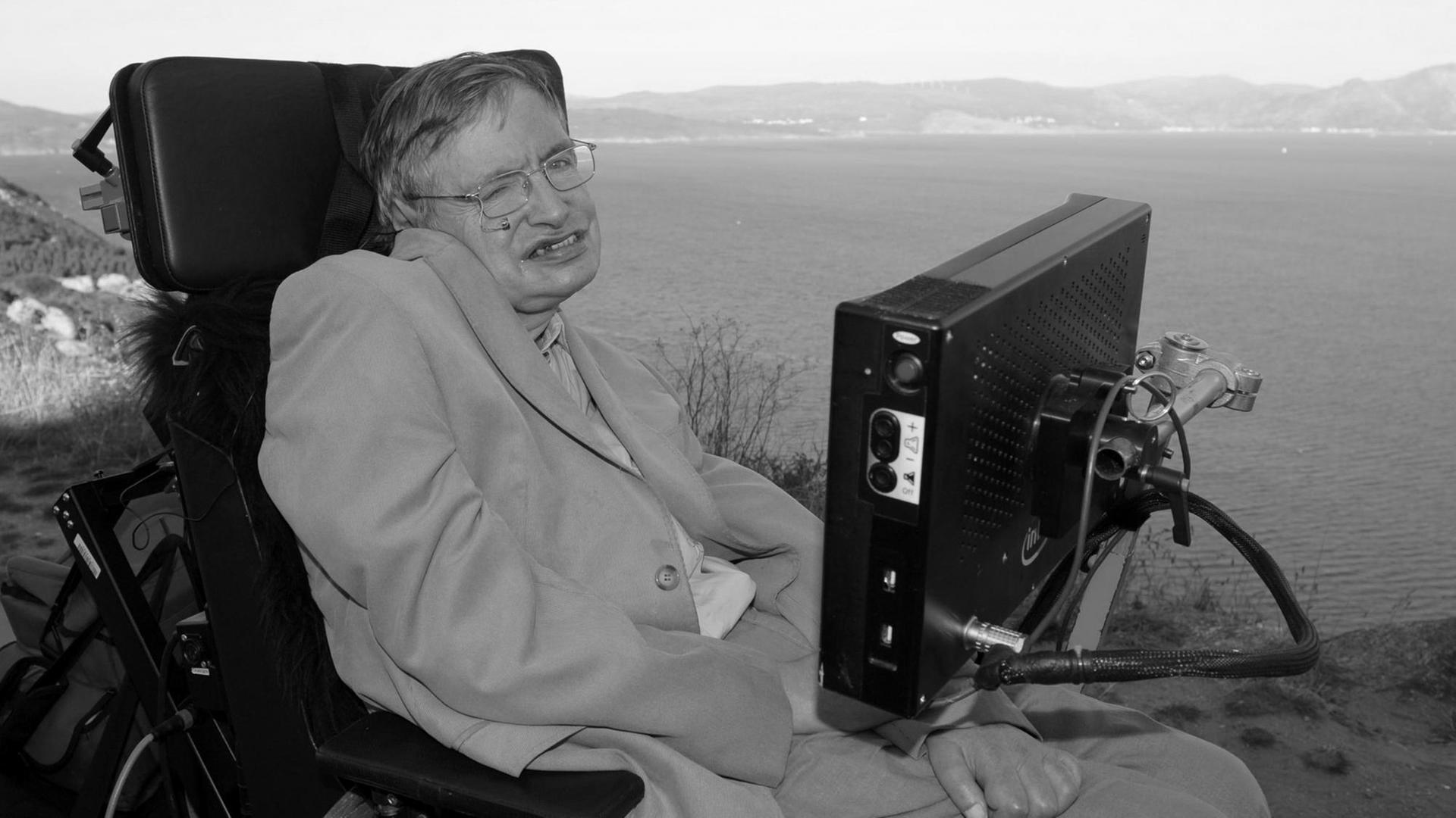 Auf diesem Foto ist Stephen Hawking im Jahr 2008 bei einem Besuch in Cape Finisterre in Nordwest-Spanien zu sehen. Auf diesem Foto ist Stephen Hawking im Jahr 2008 bei einem Besuch in Cape Finisterre in Nordwest-Spanien zu sehen.