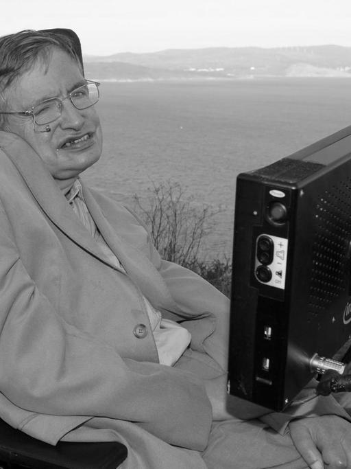 Auf diesem Foto ist Stephen Hawking im Jahr 2008 bei einem Besuch in Cape Finisterre in Nordwest-Spanien zu sehen.
