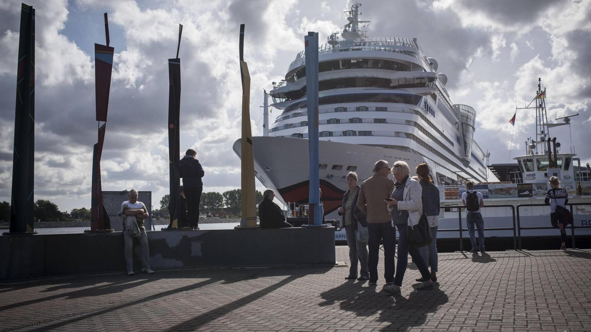 Das große Kreuzfahrtschiff "Mar" der Aida liegt im Fährhafen von Rostock-Warnemünde. Das große Kreuzfahrtschiff "Mar" der Aida liegt im Fährhafen von Rostock-Warnemünde.