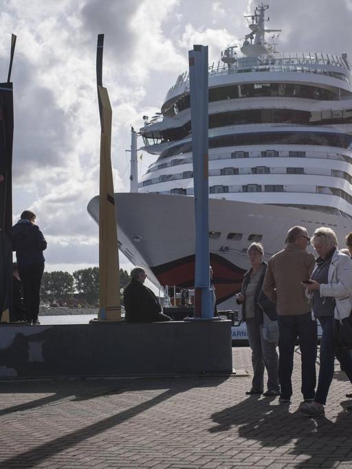 Das große Kreuzfahrtschiff "Mar" der Aida liegt im Fährhafen von Rostock-Warnemünde.