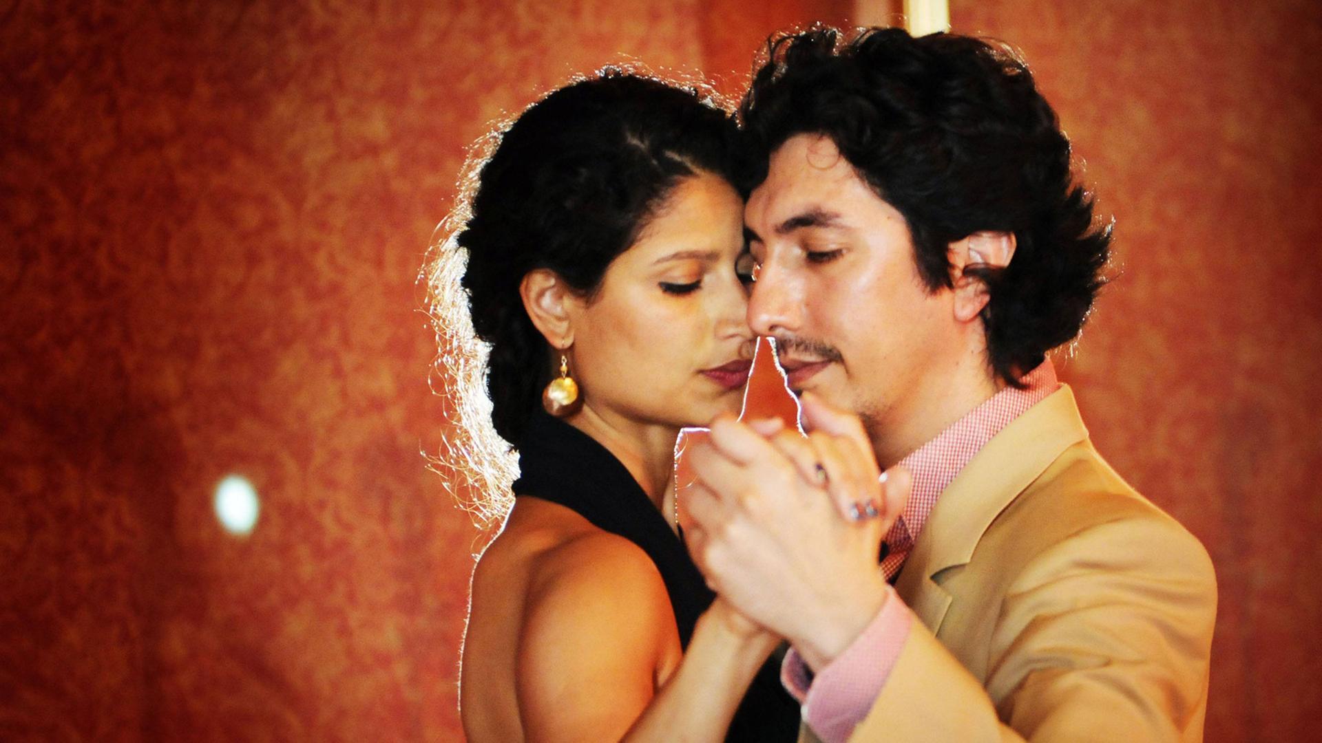 Die Tanzlehrer Ester Duarte und Chiche Nunez zeigen am 27.8.2009 in der Berliner Tangoschule Urquiza eine Umarmung. Die Tanzlehrer Ester Duarte und Chiche Nunez zeigen am 27.8.2009 in der Berliner Tangoschule Urquiza eine Umarmung.