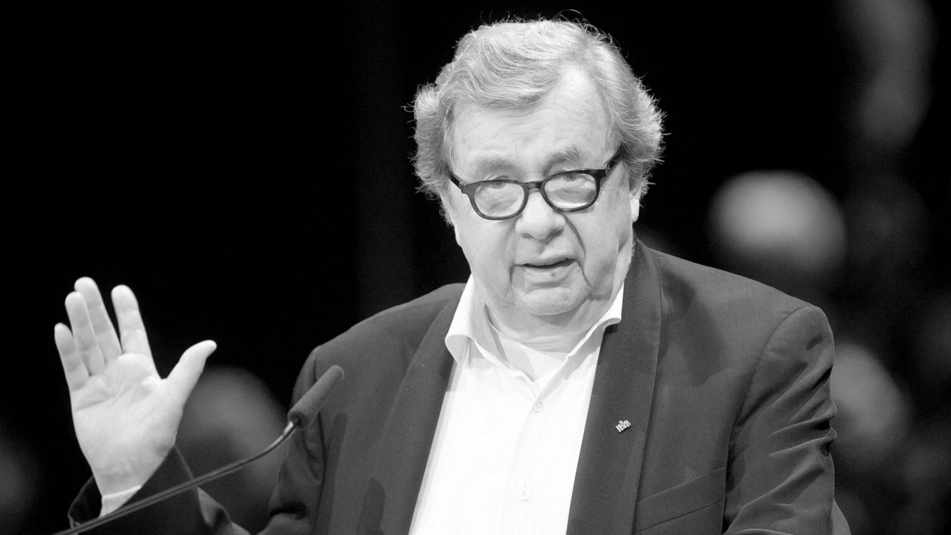 Der Literaturkritiker Hellmuth Karasek steht am Rednerpult. Der Literaturkritiker Hellmuth Karasek steht am Rednerpult.