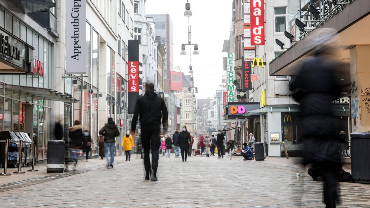 Nur wenige Passanten in der Dortmunder Innenstadt Nur wenige Passanten in der Dortmunder Innenstadt