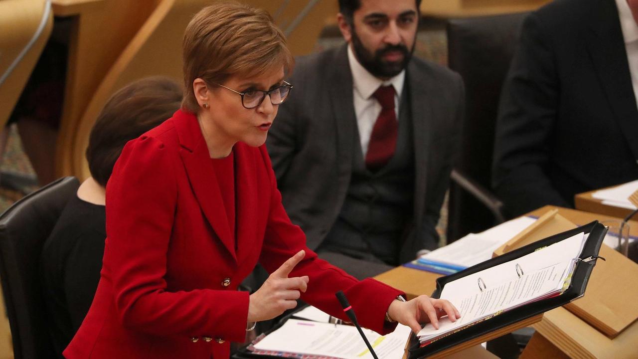 Nicola Sturgeon spricht im schottischen Parlament.