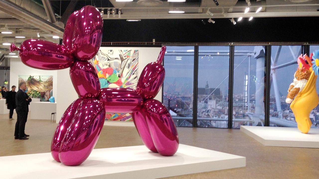 Die Riesenplastik "Balloon Dog" des Künstlers Jeff Koons im Centre Pompidou in Paris, November 2014 Die Riesenplastik "Balloon Dog" des Künstlers Jeff Koons im Centre Pompidou in Paris, November 2014