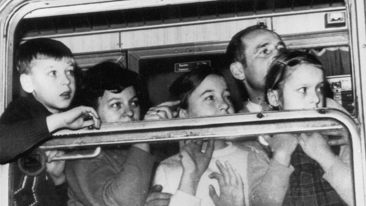 Ein Schwarzweißbild zeigt die ersten deutschen Übersiedler aus Polen, bei der AN kunft am 24. Januar 1971 mit dem Ost-West-Express in Helmstedt Ein Schwarzweißbild zeigt die ersten deutschen Übersiedler aus Polen, bei der AN kunft am 24. Januar 1971 mit dem Ost-West-Express in Helmstedt