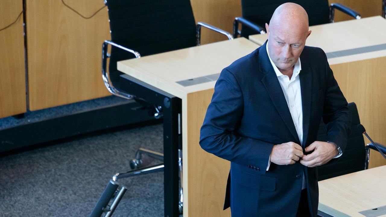 Thomas Kemmerich, FDP-Abgeordneter und Thüringens neu gewählter Ministerpräsident, blickt sich nach seiner Wahl im Landtag von Erfurt um. Thomas Kemmerich, FDP-Abgeordneter und Thüringens neu gewählter Ministerpräsident, blickt sich nach seiner Wahl im Landtag von Erfurt um.