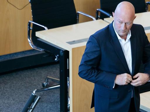 Thomas Kemmerich, FDP-Abgeordneter und Thüringens neu gewählter Ministerpräsident, blickt sich nach seiner Wahl im Landtag von Erfurt um.