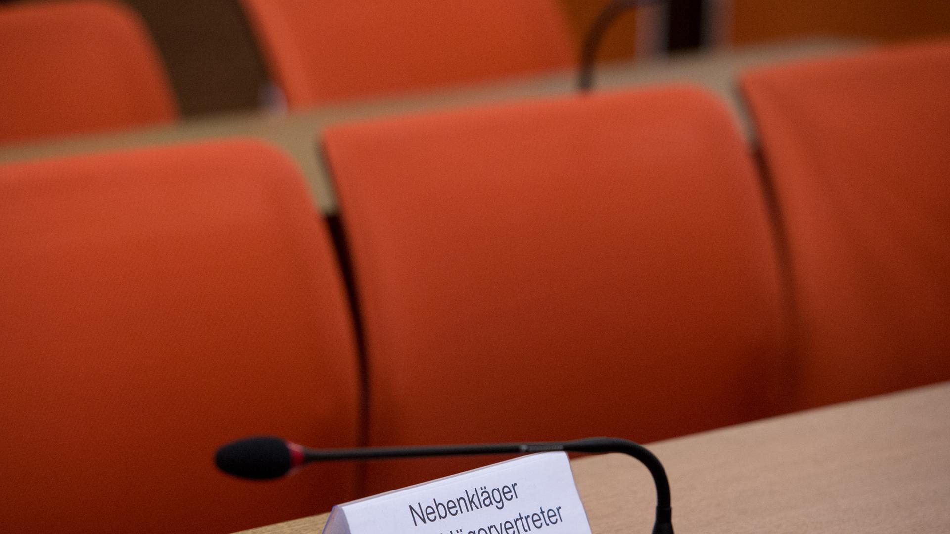 Ein Schild mit der Aufschrift "Nebenkläger - Nebenklägervertreter" steht im Oberlandesgericht in München Ein Schild mit der Aufschrift "Nebenkläger - Nebenklägervertreter" steht im Oberlandesgericht in München
