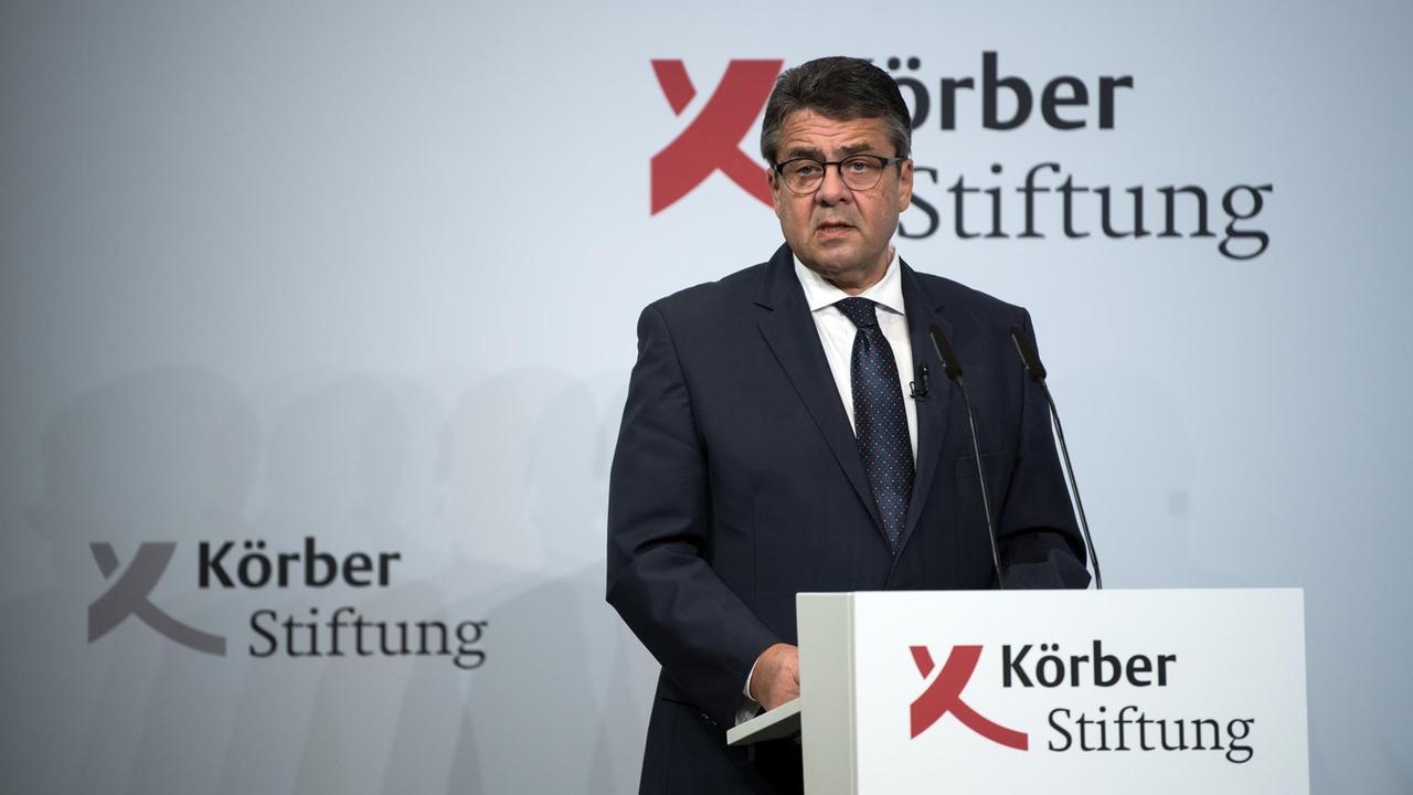 Außenminister Sigmar Gabriel (SPD) spricht am 05.12.2017 beim Berliner Forum Außenpolitik des Auswärtigen Amts und der Körber-Stiftung in Berlin. Seit 2011 kommen zum "Berlin Foreign Policy Forum" jährlich rund 250 hochrangige Politiker, Regierungsvertreter, Experten und Journalisten zusammen, um über Außenpolitik zu diskutieren. Außenminister Sigmar Gabriel (SPD) spricht am 05.12.2017 beim Berliner Forum Außenpolitik des Auswärtigen Amts und der Körber-Stiftung in Berlin. Seit 2011 kommen zum "Berlin Foreign Policy Forum" jährlich rund 250 hochrangige Politiker, Regierungsvertreter, Experten und Journalisten zusammen, um über Außenpolitik zu diskutieren.