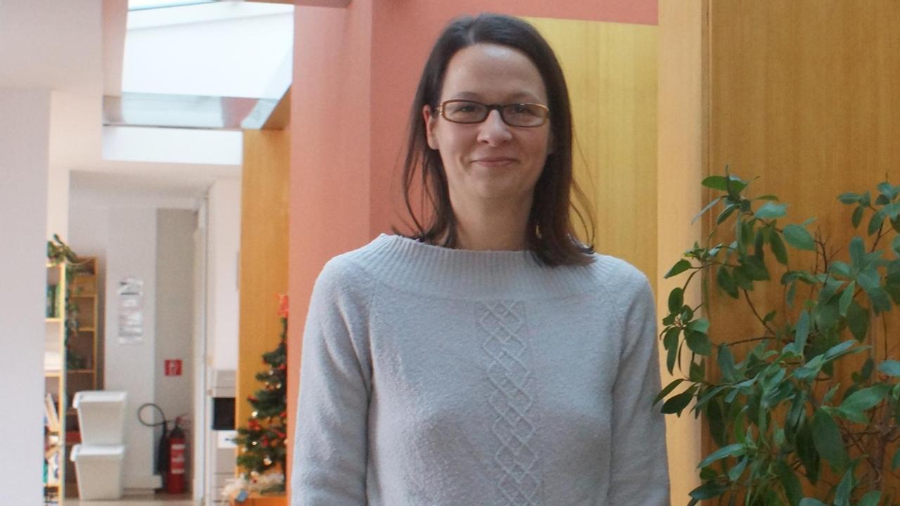 Zuzana Stevulova, Leiterin der "Liga für Menschenrechte" in der Slowakei. Lange braune Haare, ein Lächeln, grauer Pullover, in ihrem Büro. Zuzana Stevulova, Leiterin der "Liga für Menschenrechte" in der Slowakei. Lange braune Haare, ein Lächeln, grauer Pullover, in ihrem Büro.