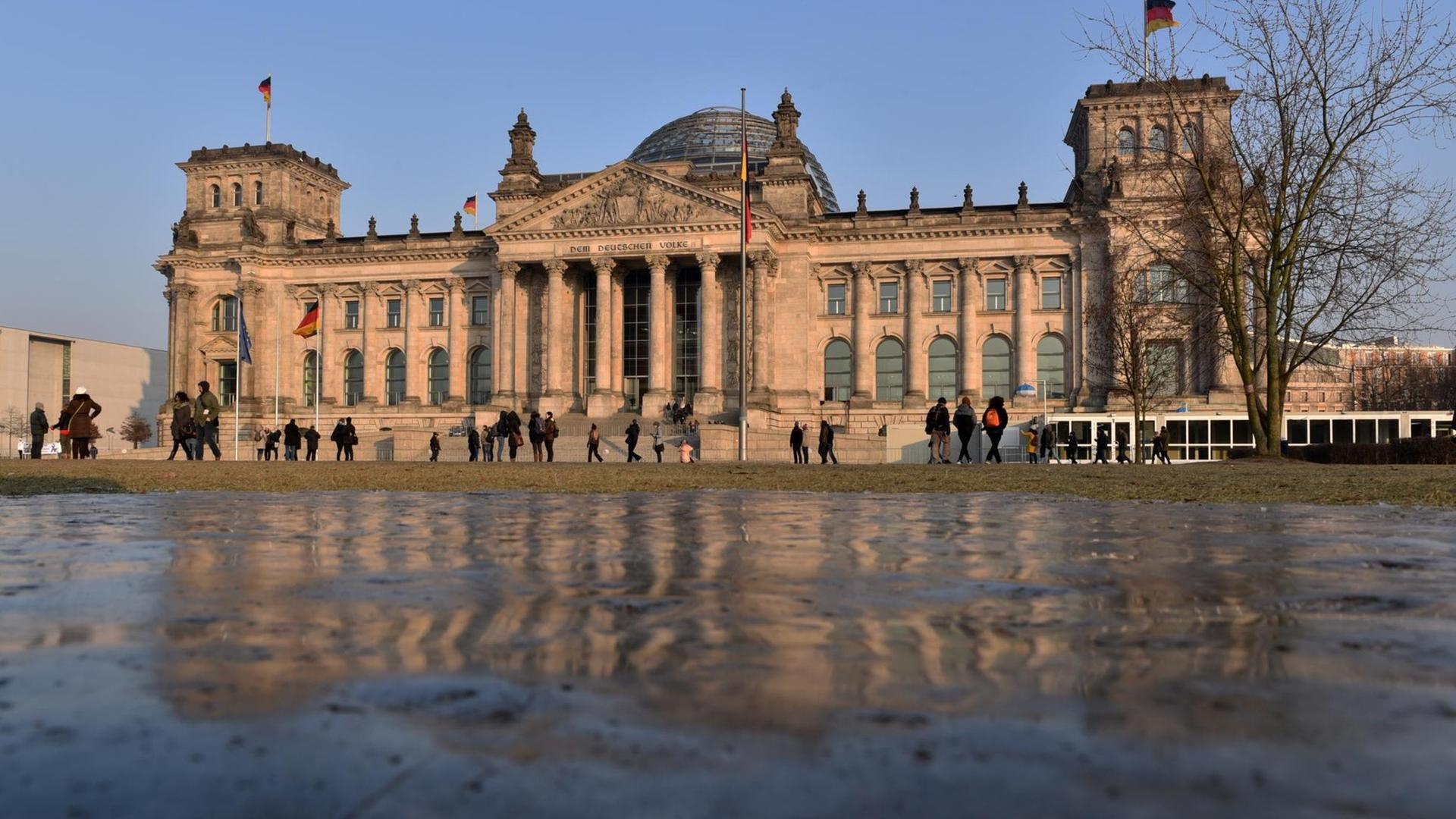 Innenansicht der Kuppel des Reichstagsgebäudes in Berlin mit Besuchern Innenansicht der Kuppel des Reichstagsgebäudes in Berlin mit Besuchern