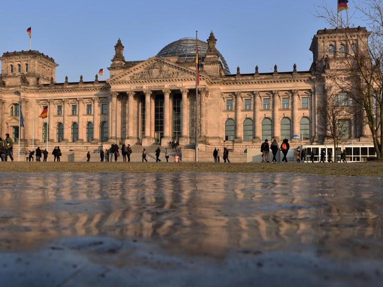 Im Reichstagsgebäude in Berlin wählt die Bundesversammlung den neuen Bundespräsidenten.