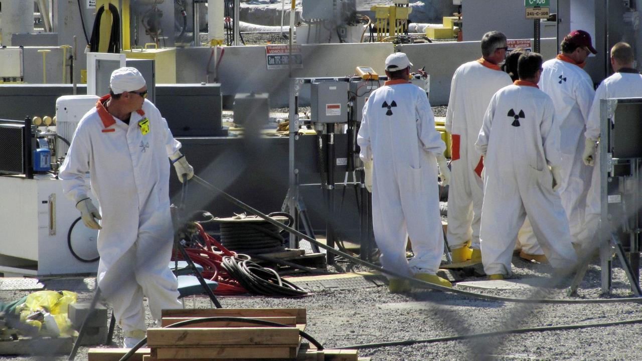 Arbeiter in weißen Anzügen im US-amerikanischen Nuklearkomplex Hanford Site Arbeiter in weißen Anzügen im US-amerikanischen Nuklearkomplex Hanford Site