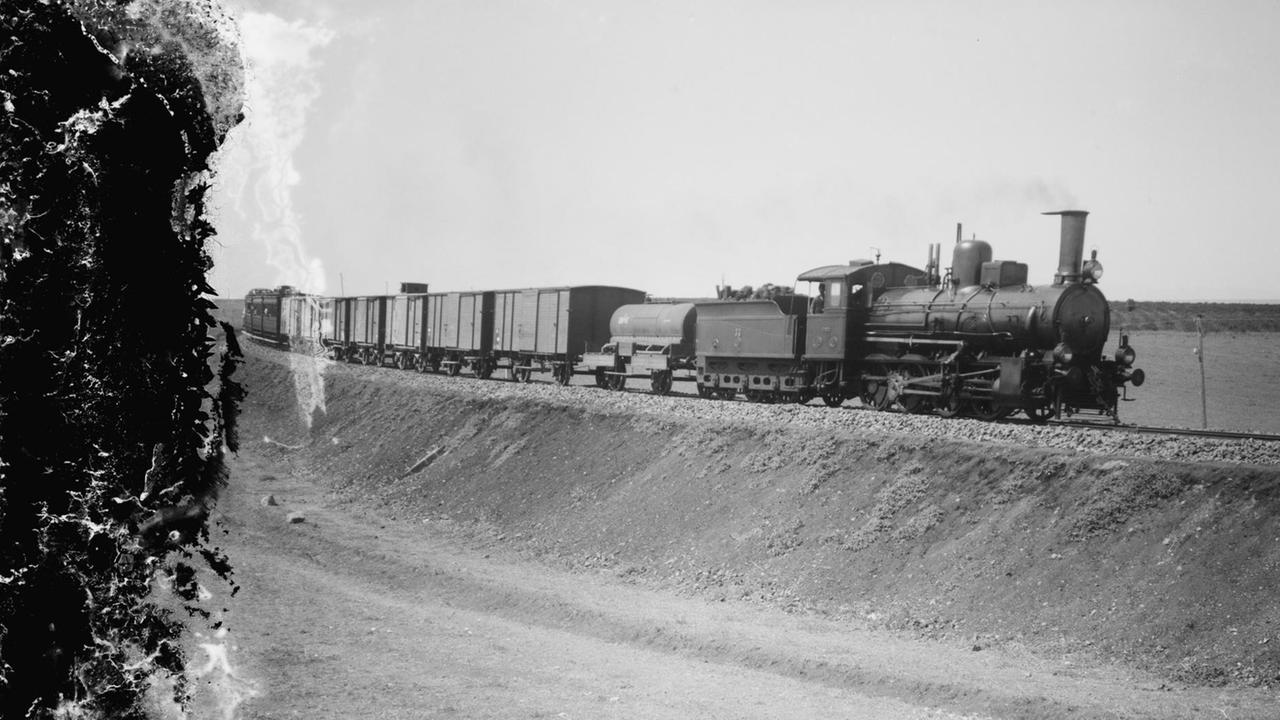 Güterzug auf der Bahnstrecke zwischen Konya und Bagdad, Anfang des 20. Jahrhunderts Güterzug auf der Bahnstrecke zwischen Konya und Bagdad, Anfang des 20. Jahrhunderts