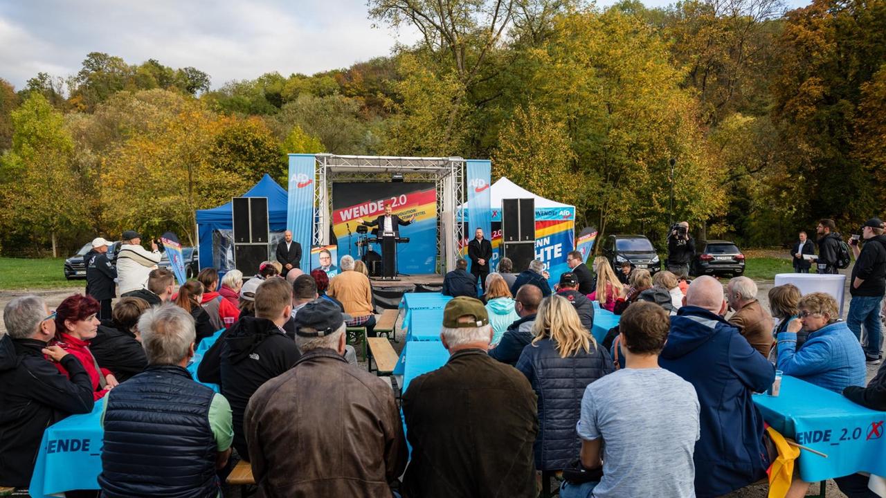 Bjoern Hoecke, Vorsitzender der Partei der Rechten Alternative für Deutschland (AfD) in Thüringen, spricht bei einer AfD-Wahlkampfveranstaltung vor der Thüringer Landtagswahl am 17. Oktober 2019 in Camburg zu AFD-Unterstützern. Bjoern Hoecke, Vorsitzender der Partei der Rechten Alternative für Deutschland (AfD) in Thüringen, spricht bei einer AfD-Wahlkampfveranstaltung vor der Thüringer Landtagswahl am 17. Oktober 2019 in Camburg zu AFD-Unterstützern.