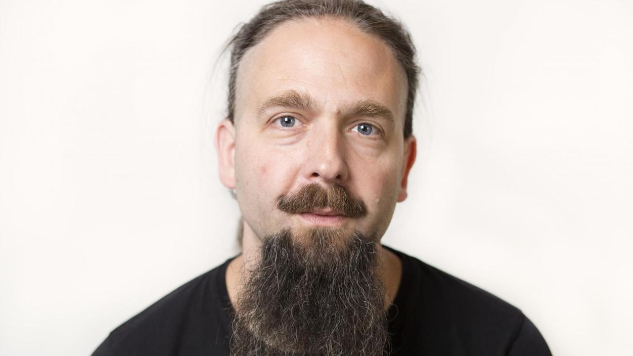 Pierre Hecker schaut in die Kamera Pierre Hecker schaut in die Kamera