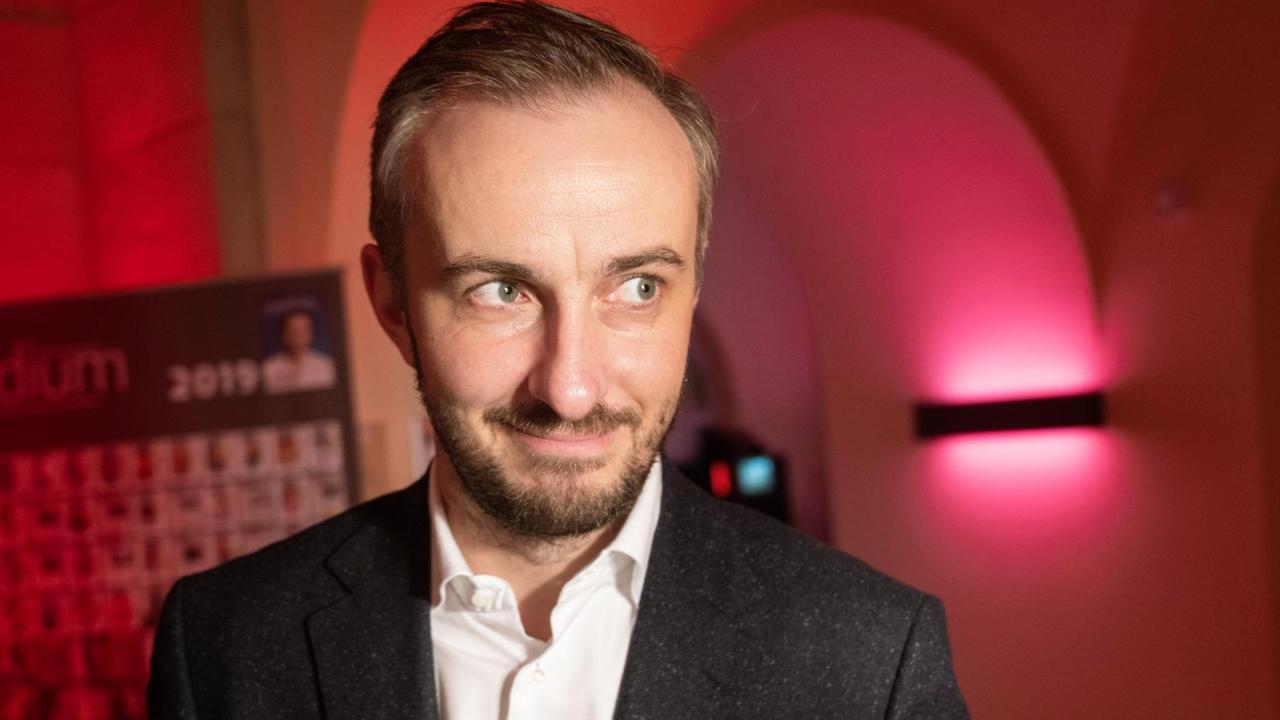 Jan Böhmermann, TV-Entertainer, und Gewinner des Preises für Unterhaltung bei der Preisverleihung der „Journalistinnen und Journalisten des Jahres 2019“