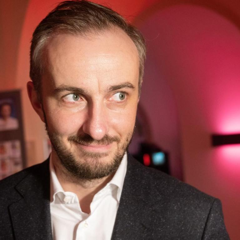 Jan Böhmermann, TV-Entertainer, und Gewinner des Preises für Unterhaltung bei der Preisverleihung der „Journalistinnen und Journalisten des Jahres 2019“