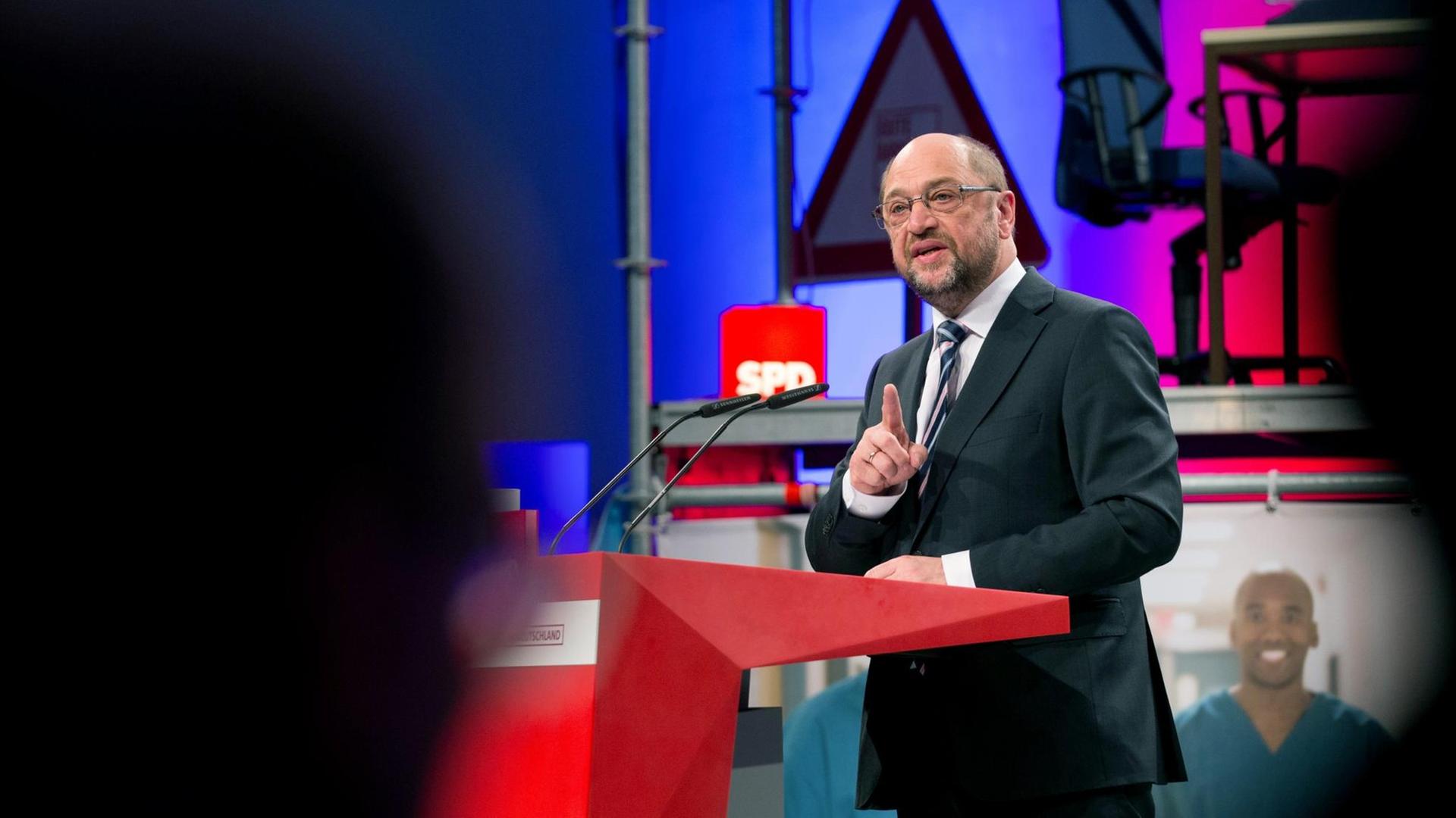 Der SPD-Kanzlerkandidat Martin Schulz spricht bei der Arbeitnehmerkonferenz der SPD in Bielefeld. Der SPD-Kanzlerkandidat Martin Schulz spricht bei der Arbeitnehmerkonferenz der SPD in Bielefeld.