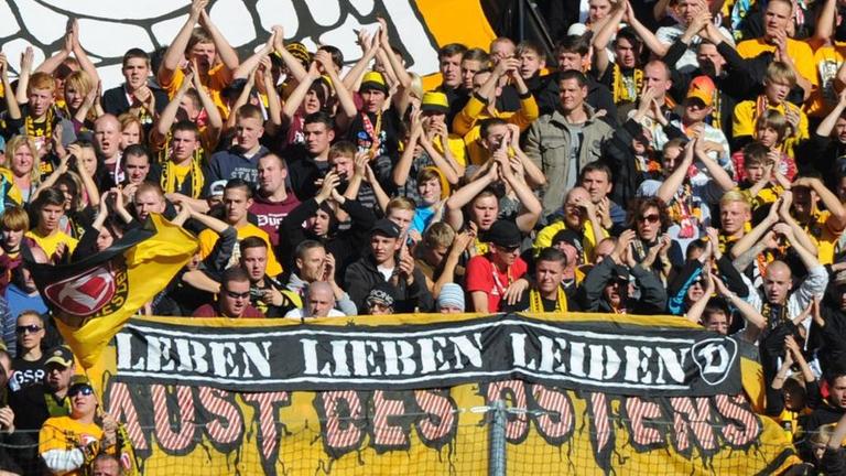 Im Fanblock in Dresden ist ein Transparent von "Faust des Ostens" zu sehen. Im Fanblock in Dresden ist ein Transparent von "Faust des Ostens" zu sehen.