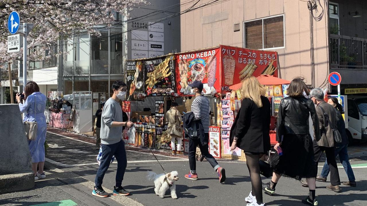 Menschen auf dem Kirschblütenfest in Tokio Menschen auf dem Kirschblütenfest in Tokio