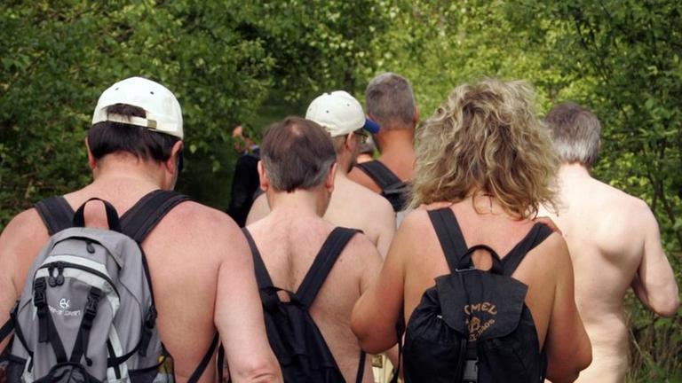 Eine Gruppe nackter Wanderer eröffnet am 29.05.2010 in Wippra (Landkreis Mansfeld-Südharz) die Wandersaison auf dem "Harzer Naturistenstieg". Eine Gruppe nackter Wanderer eröffnet am 29.05.2010 in Wippra (Landkreis Mansfeld-Südharz) die Wandersaison auf dem "Harzer Naturistenstieg".