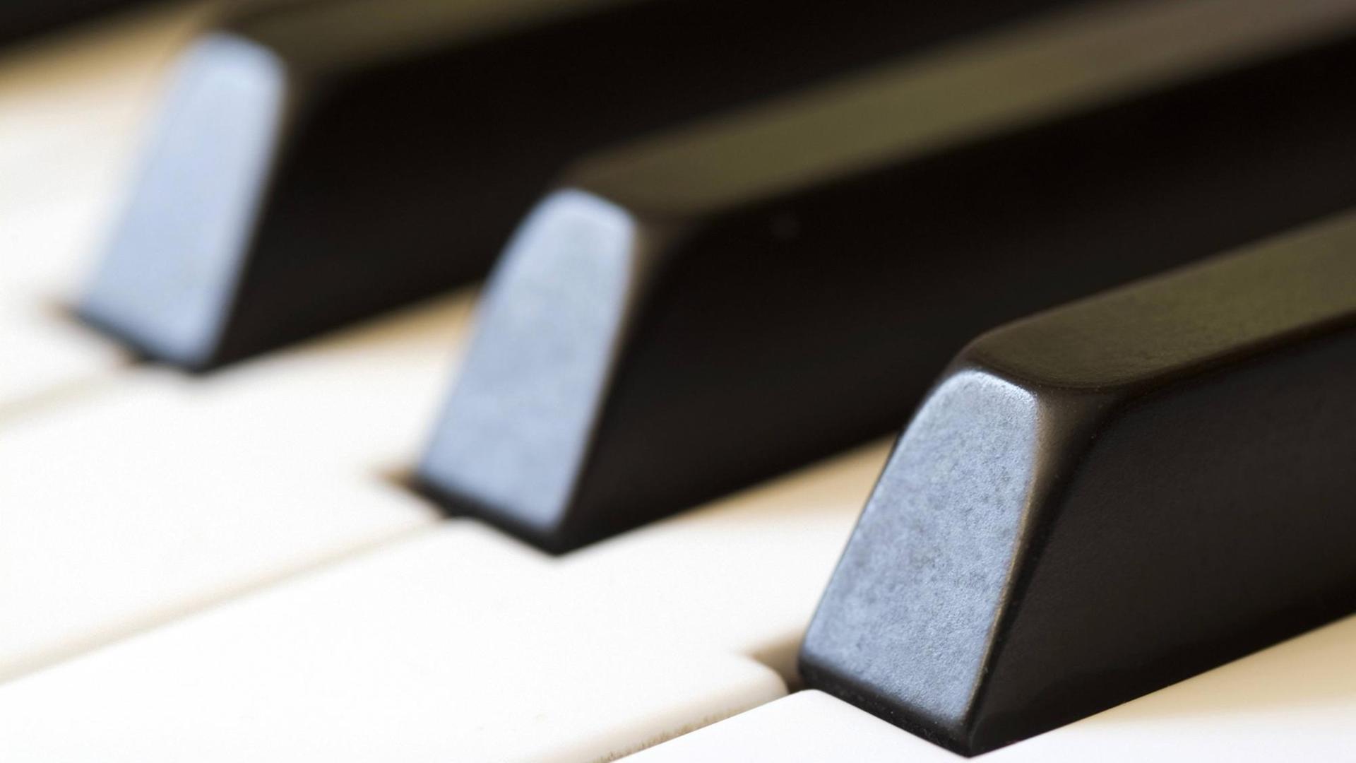 Schwarze und weiße Tasten eines Klaviers Schwarze und weiße Tasten eines Klaviers
