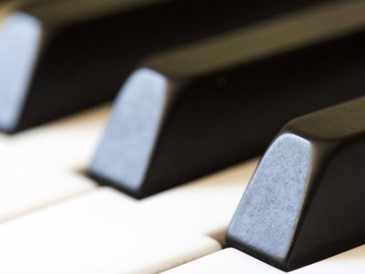 Schwarze und weiße Tasten eines Klaviers