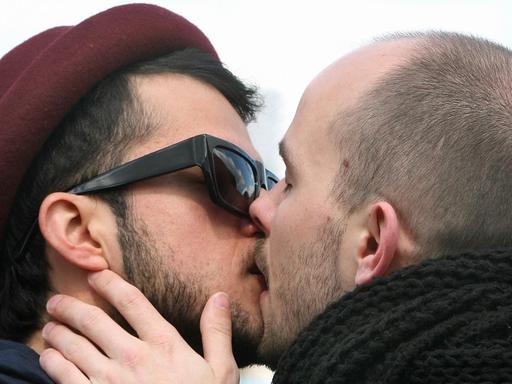 Zwei Männer küssen sich.