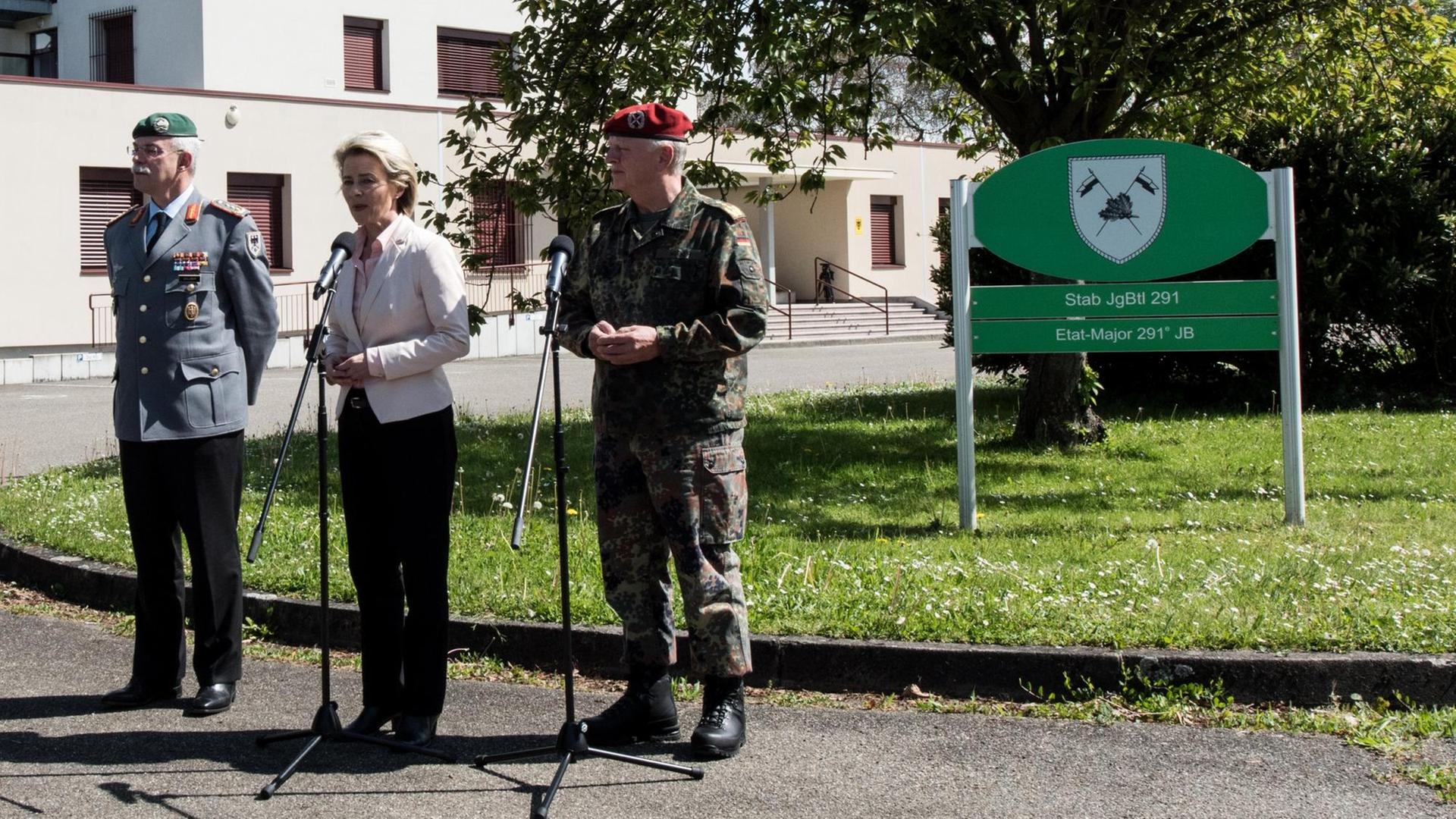 Generalleutnant Jörg Vollmer, Inspekteur des Heeres, Bundesverteidigungsministerin Ursula von der Leyen (CDU) und Generalinspekteur der Bundeswehr Volker Wieker (l-r), stehen am 03.05.2017 beim Besuch des Jägerbataillons 291 der Bundeswehr in Illkirch bei Straßburg (Frankreich) vor den Journalisten und geben ein Pressestatement. Der terrorverdächtige Generalleutnant Jörg Vollmer, Inspekteur des Heeres, Bundesverteidigungsministerin Ursula von der Leyen (CDU) und Generalinspekteur der Bundeswehr Volker Wieker (l-r), stehen am 03.05.2017 beim Besuch des Jägerbataillons 291 der Bundeswehr in Illkirch bei Straßburg (Frankreich) vor den Journalisten und geben ein Pressestatement. Der terrorverdächtige