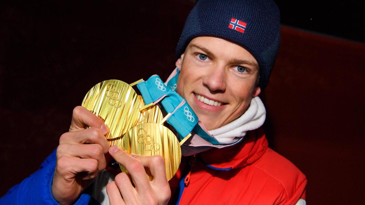 Langlaufstar Johannes Klæbo freut sich über seine Medaillen bei den Olympischen Spielen in Pyeongchang. Langlaufstar Johannes Klæbo freut sich über seine Medaillen bei den Olympischen Spielen in Pyeongchang.