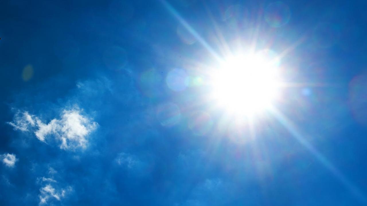 Gleißende Sonne vor blauem Himmel Gleißende Sonne vor blauem Himmel