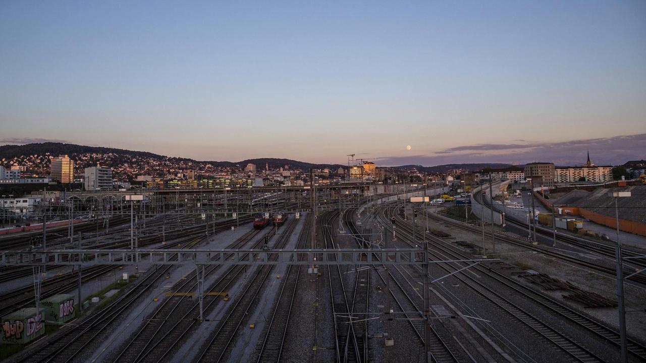 Panoramablick in Abendstimmung über das komplexe Schienennetzwerk außerhalb des Zücher Hauptb Panoramablick in Abendstimmung über das komplexe Schienennetzwerk außerhalb des Zücher Hauptb