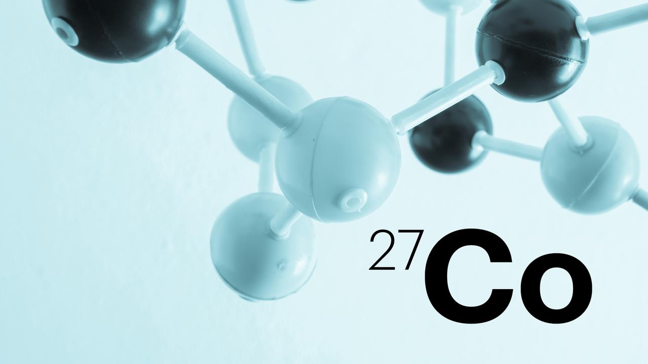 Eine Grafik zeigt Co 27 vor einem Molekül.